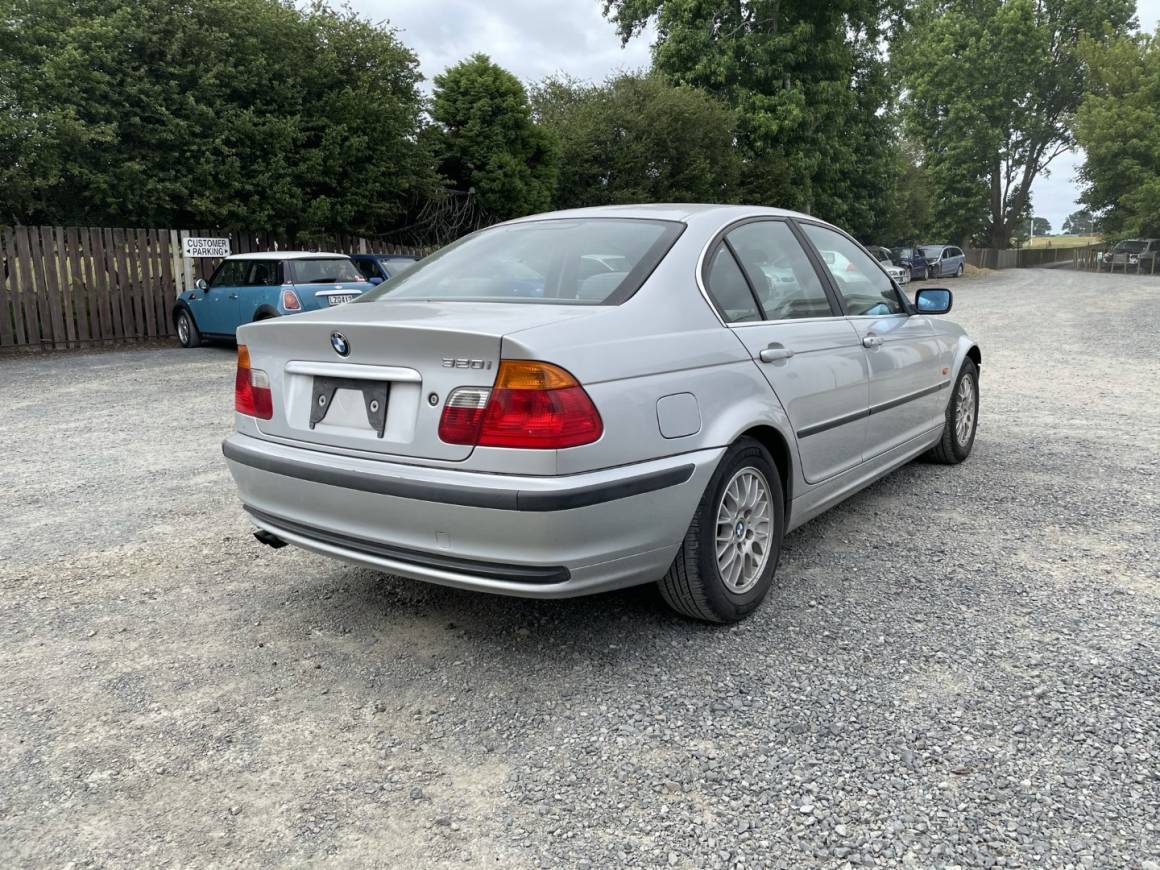 2001 BMW 320i