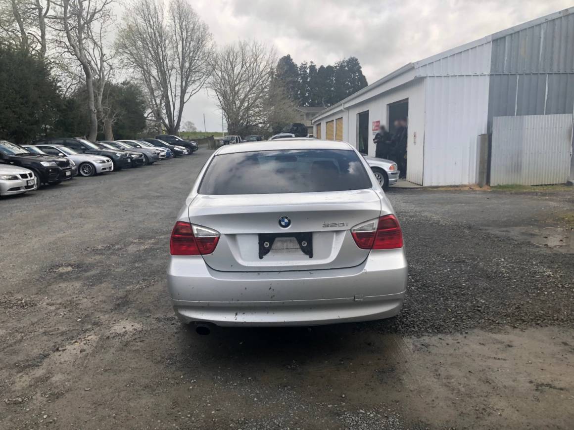 2005 BMW 320i