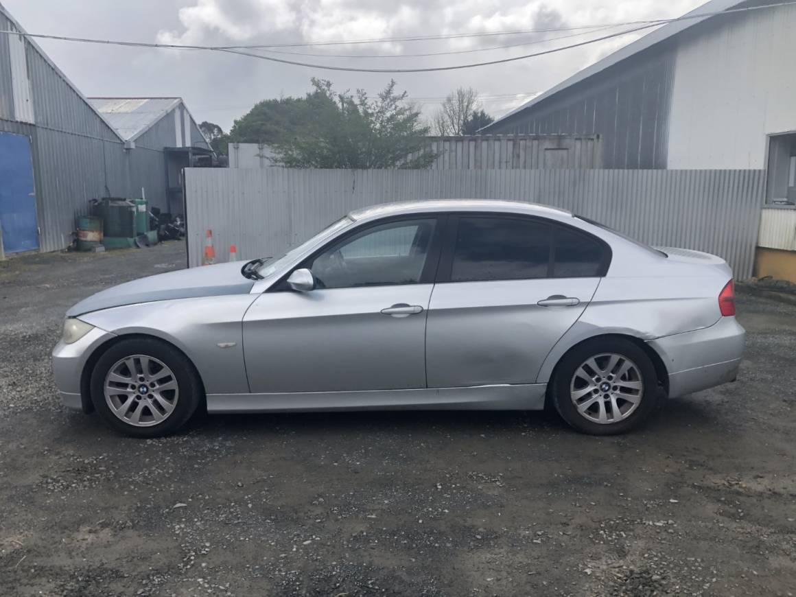 2005 BMW 320i